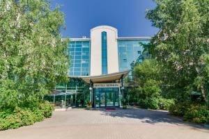 een kantoorgebouw met een luifel ervoor bij Hotell Björken in Umeå