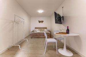 a white table and chairs in a room with a bed at 4 Twins - Central Room in Bari