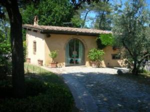 a small house with a cat sitting in front of it at Chalet fronte piscina in Zambra