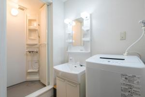 Uma casa de banho em HOTEL 萃 the 3rd-雑餉隈駅前-無人ホテル-HOTEL SUI the third-ZASSHO-Unmanned Hotel