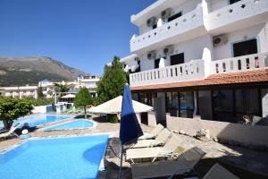 Nespecifikovaný výhled na hory nebo výhled na hory při pohledu z hotelu