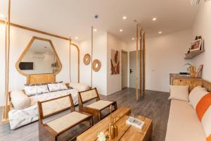 uma sala de estar com um sofá e uma mesa em Homestay CHẤT- Train Street,Self check em Hanói