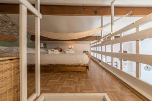 ein Schlafzimmer mit einem großen Bett und Holzböden in der Unterkunft La Mirmilly - 100m de la plage in La Plaine-sur-Mer