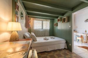 ein Schlafzimmer mit einem Bett in einem grünen Zimmer in der Unterkunft La Mirmilly - 100m de la plage in La Plaine-sur-Mer