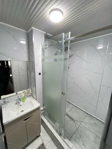 Un baño de Cube Guest House OSH