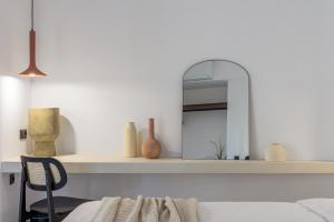 Ένα ή περισσότερα κρεβάτια σε δωμάτιο στο Acropolis Loom Suite