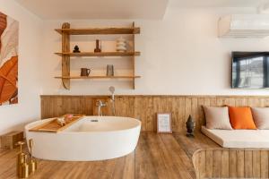 uma banheira num quarto com um sofá em Homestay CHẤT- Train Street,Self check em Hanói mais 98 fotografias