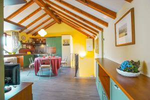 A kitchen or kitchenette at Rustico alla Spiaggia