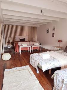 un salon avec deux lits et un canapé dans l'établissement Gite Mont Saint Michel Chez Pépé Lucien, à La Gohannière
