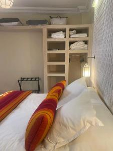 乌季达Maison confortable avec vue sur Oujda - 70 m²_222的上面有冲浪板的床 更多29张照片