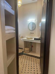 乌季达Maison confortable avec vue sur Oujda - 70 m²_222的带水槽和镜子的小浴室