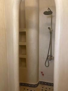 乌季达Maison confortable avec vue sur Oujda - 70 m²_222的带淋浴的浴室