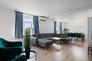 a living room with a couch and chairs at Stort hus med 7 soverom på Eik in Tønsberg