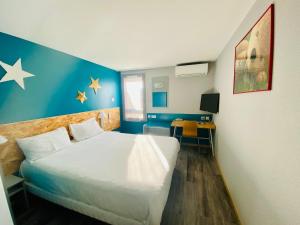 Postel nebo postele na pokoji v ubytování NESTOR HOTEL GAP et Restaurant