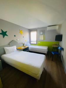 Postel nebo postele na pokoji v ubytování NESTOR HOTEL GAP et Restaurant