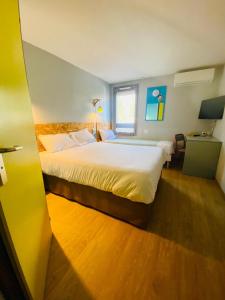 Postel nebo postele na pokoji v ubytování NESTOR HOTEL GAP et Restaurant