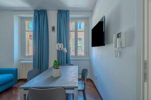 Μια τηλεόραση ή/και κέντρο ψυχαγωγίας στο GreenLake Como Apt & Parking