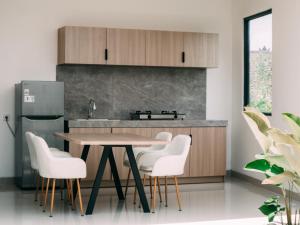 Η κουζίνα ή μικρή κουζίνα στο Triji Villa