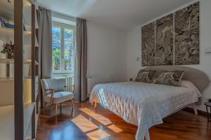 Ένα ή περισσότερα κρεβάτια σε δωμάτιο στο GreenLake Como Apt & Parking