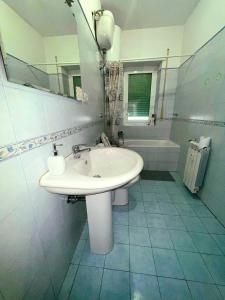 ein Badezimmer mit Waschbecken, Spiegel und Badewanne in der Unterkunft Centro Metro Montitiburtini 510 in Rom