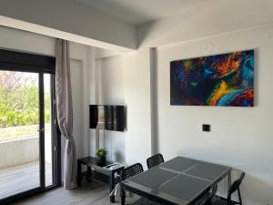 TV a/nebo společenská místnost v ubytování MALUX Aegean Maisonettes
