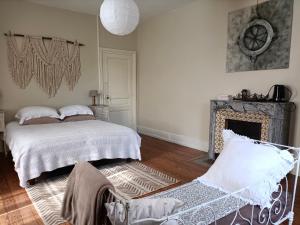 Posteľ alebo postele v izbe v ubytovaní Château d'Arfeuilles Chambres et tables d'hôtes