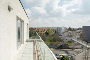 Un balcón con vista a una ciudad en Rose Residence 1-1BR Apt-Parking, en Voluntari