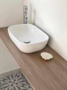 a white sink on a wooden counter in a bathroom at Vakantiewoning nabij zandstrand Ouddorp VP026 in Ouddorp