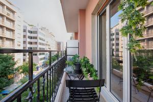 balcón con sillas y plantas en Acropolis view 4 bedroom flat, en Atenas