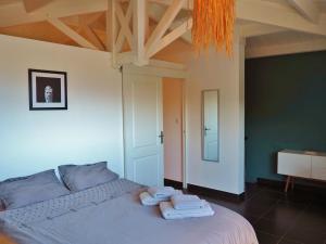 una camera da letto con un letto con asciugamani sopra di Villa Reve d Azur a Saint-Leu Altre 24 foto