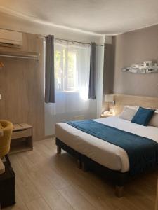 Кровать или кровати в номере Hotel Miramar- Cap d'Antibes - La Garoupe plage