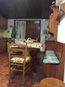 uma cozinha com mesa e cadeiras num quarto em Le Conifere Garden Residence em Filettino
