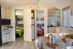 Kuchyň nebo kuchyňský kout v ubytování Sereno Camping Holiday