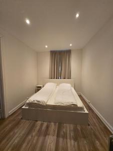 En eller flere senge i et værelse på H21D-Central-Cozy Spacious Suits family-3 bedrooms