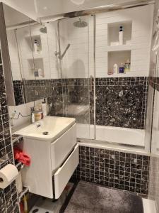 Et badeværelse på H21D-Central-Cozy Spacious Suits family-3 bedrooms + 29 billeder