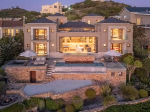 una vista aérea de una casa en Clifftop Glen Villa - Knysna Heads, en Knysna