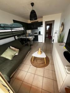 Postel nebo postele na pokoji v ubytování Carnon vue mer, charmant studio plages clim restaurants commerces