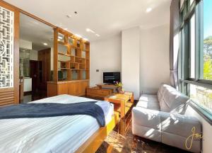 TV a/nebo společenská místnost v ubytování Kim Minh Apartment & Hotel