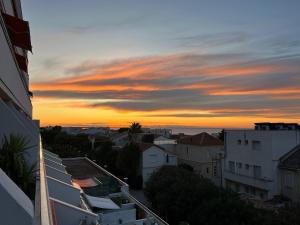 a view of the sunset from a city at Carnon vue mer, charmant studio plages clim restaurants commerces in Mauguio
