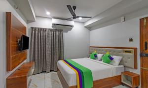 Voodi või voodid majutusasutuse Hotel Abhi Suites toas +32 fotot