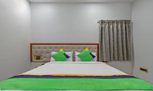 Voodi või voodid majutusasutuse Hotel Abhi Suites toas