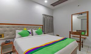 Voodi või voodid majutusasutuse Hotel Abhi Suites toas