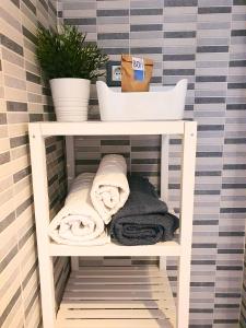 półka z ręcznikami i roślina w łazience w obiekcie Precioso Estudio con Piscina w Maladze +5 zdjęć
