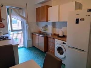 eine Küche mit einem Kühlschrank und einer Waschmaschine in der Unterkunft Centro Metro Montitiburtini 510 in Rom