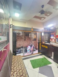 Clients de l'établissement Gopi Nikunj I just opposite shreenathji temple back gate 20mtr I 966o9o1oo6