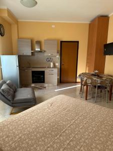 a kitchen and dining room with a table and a couch at La Torretta Sul Porto - Parcheggio gratuito in Livorno