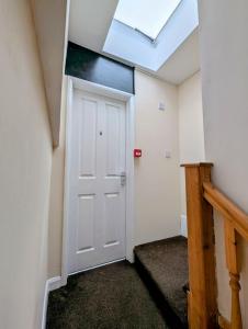 ハウンズローにあるCosy Loft Studio in Town Centreのドアと天窓のある部屋