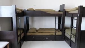 Palanda nebo palandy na pokoji v ubytování Apple Hostel Bishkek