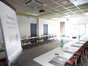 The business area and/or conference room at Campanile Clermont Ferrand Centre