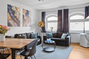 a living room with a couch and a table at Altstadt - Exklusive 3-Zi-Wohnung mit 90 qm und großem Balkon in Nürnberg